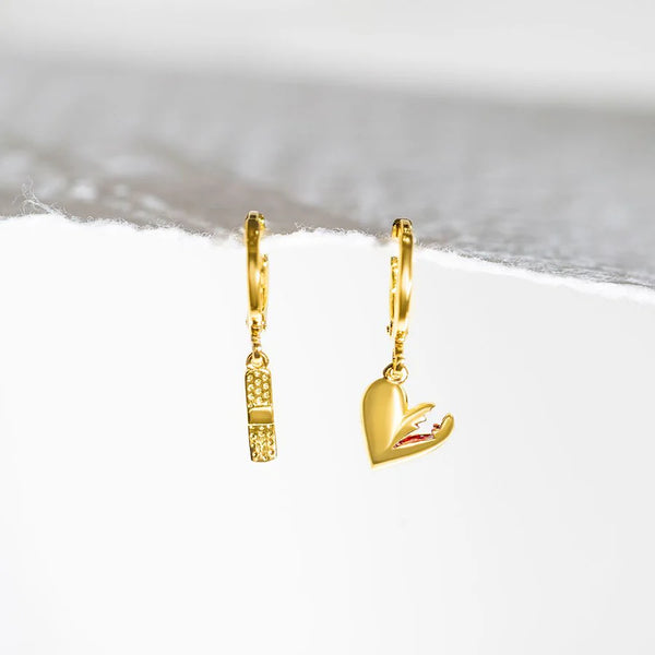 Boucles d'oreilles asymétriques | Réparer le cœur et le pansement