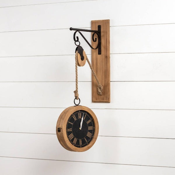 Horloge suspendue à poulie murale
