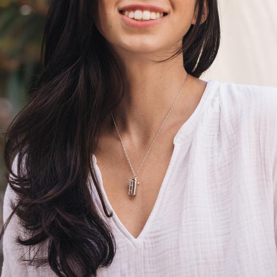 Collier médaillon | Capsule et baguette