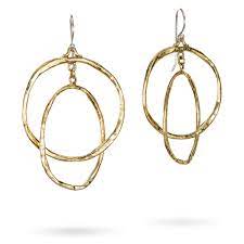 Ensemble, les boucles d'oreilles viennent