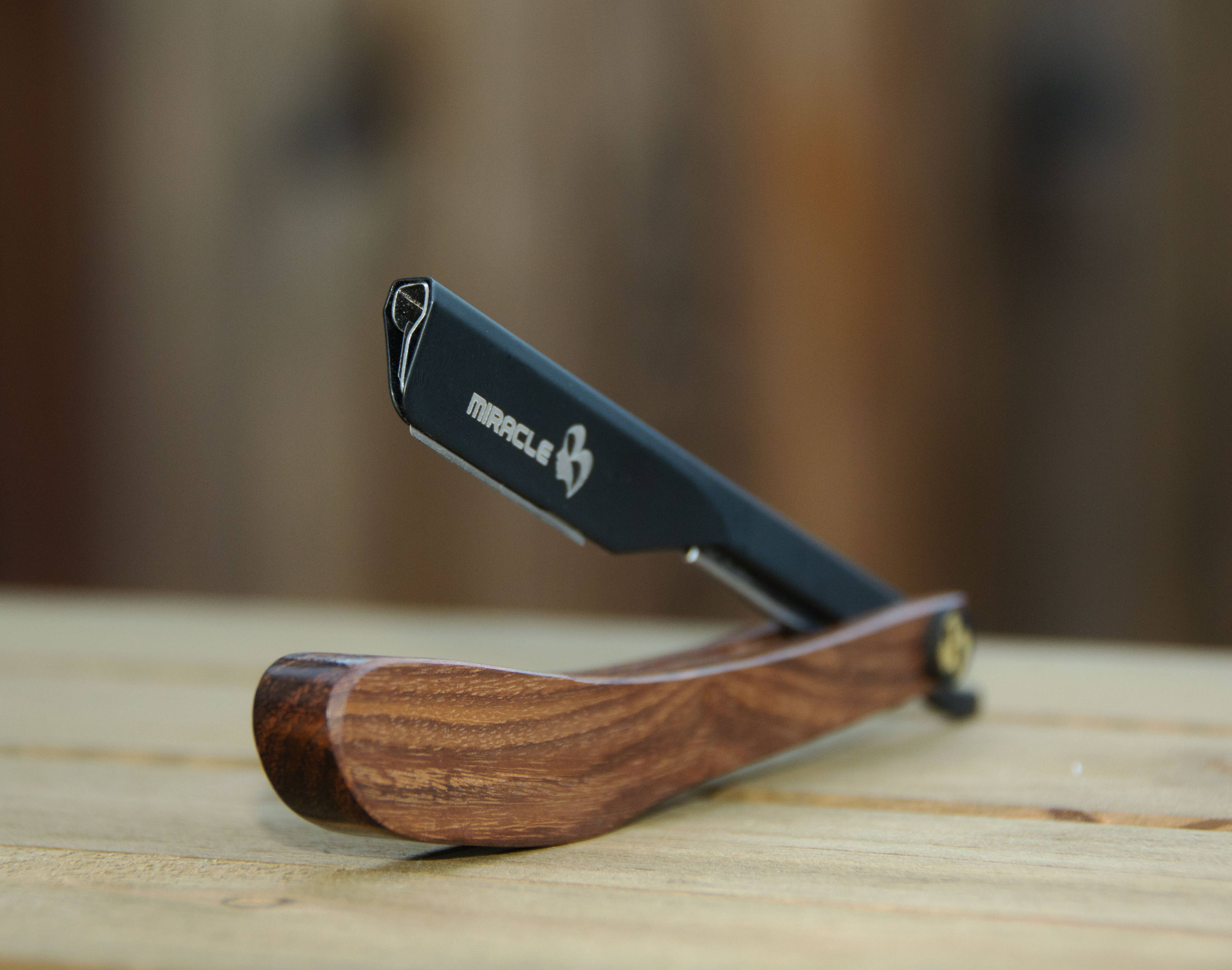 Rasoir droit avec manche en bois fin