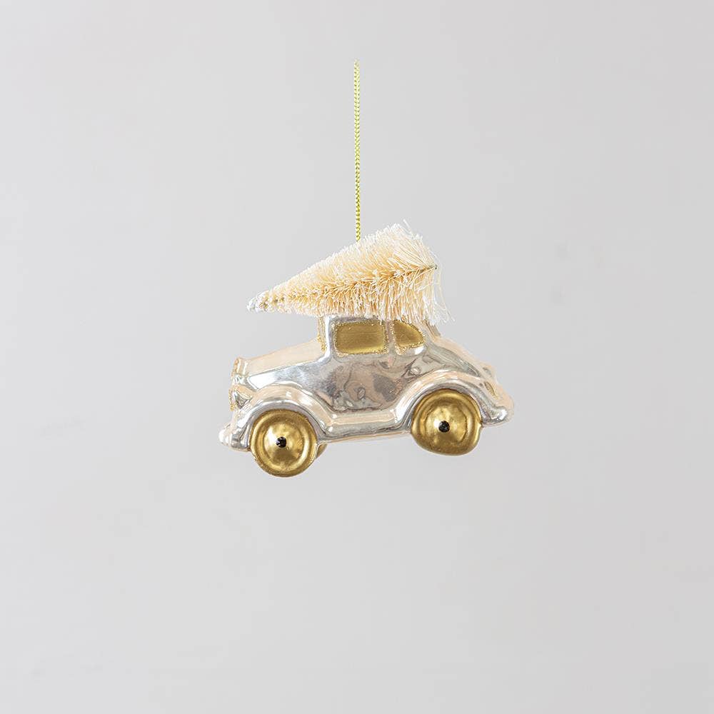 Voiture dorée avec ornement d'arbre