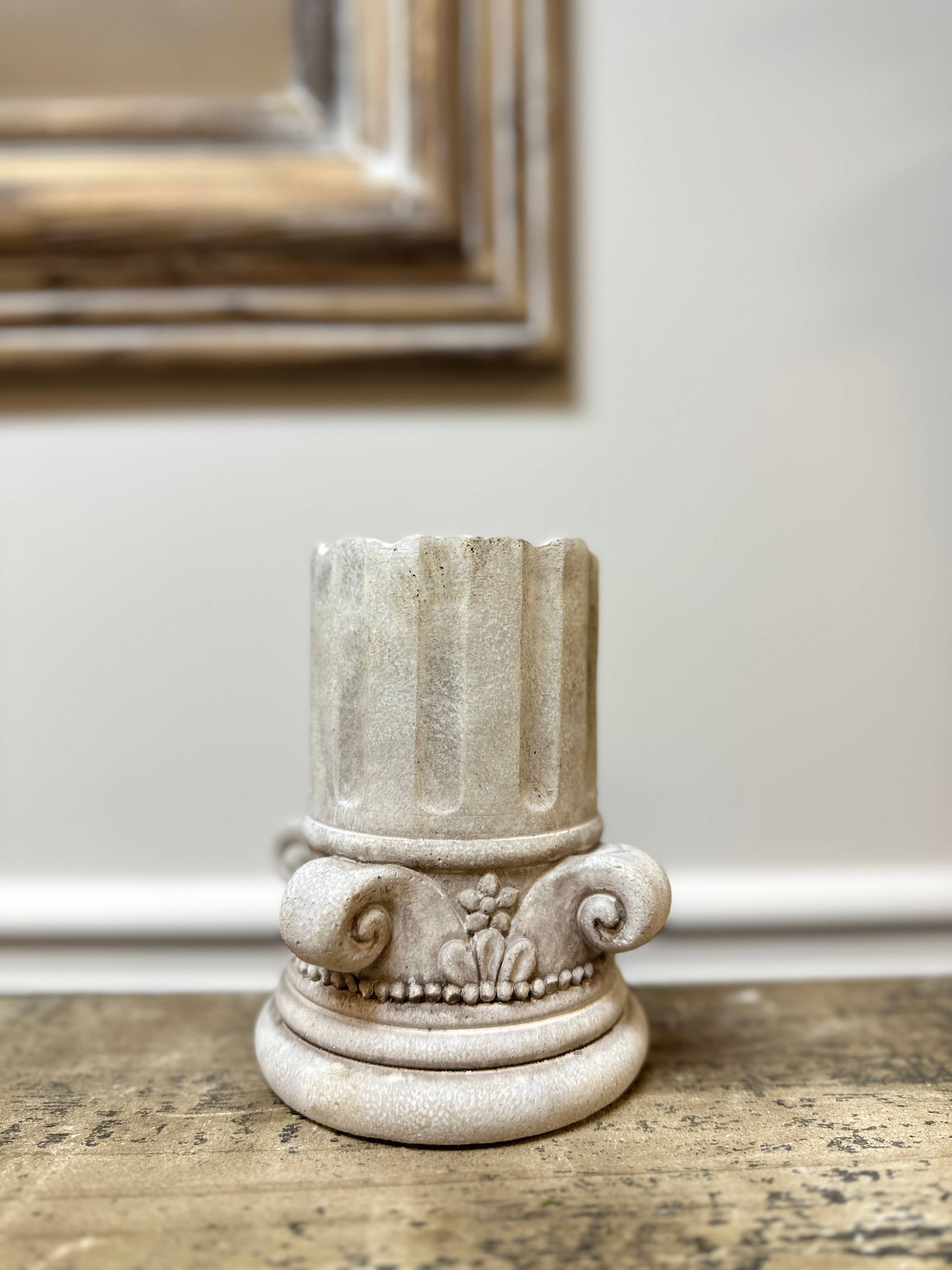 Jardinière à colonne de ciment