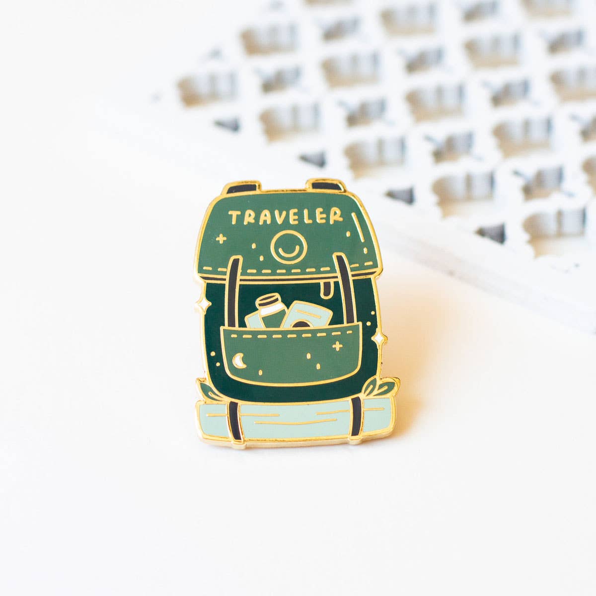 Épingle en émail du sac à dos du voyageur
