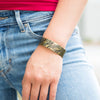 Bracelet manchette gravé en laiton à imprimé zèbre