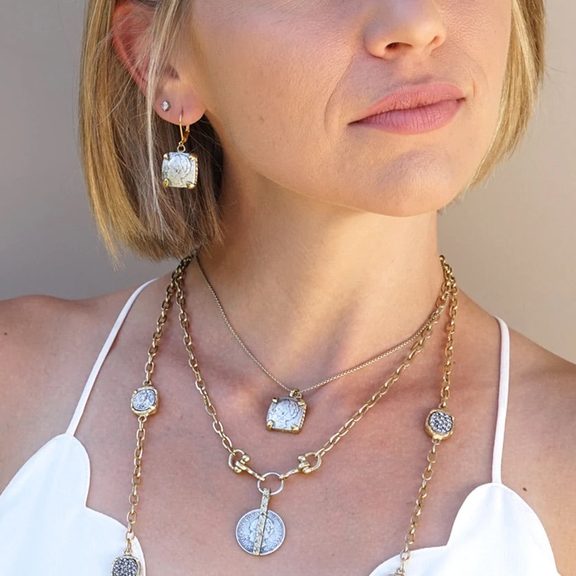 Boucles d'oreilles en forme de pièce de monnaie Wilhelmina mini-carrées dorées