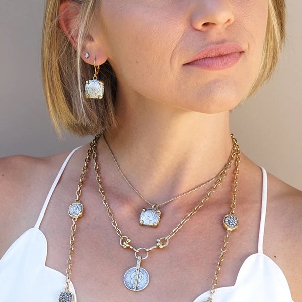 Boucles d'oreilles en forme de pièce de monnaie Wilhelmina mini-carrées dorées