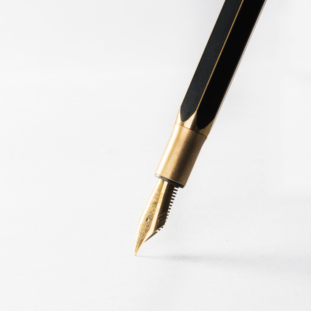 Y Studio | Stylo plume de bureau {plusieurs couleurs}