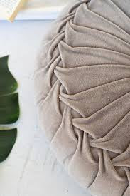 Oreillers ronds touffetés en velours de 16 po {plusieurs couleurs}
