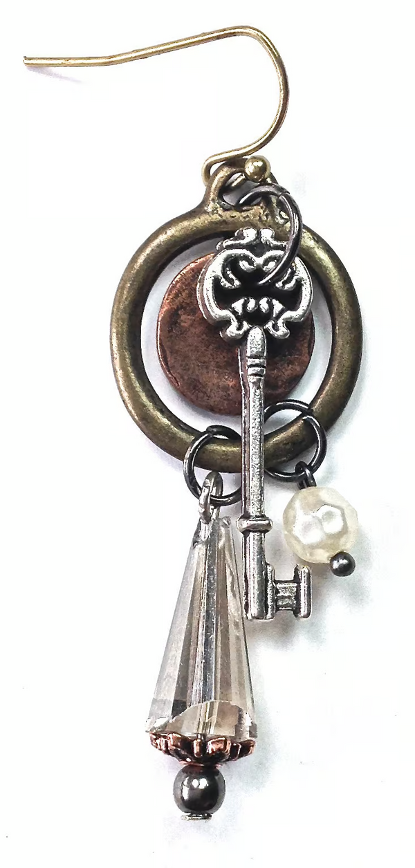 Petites boucles d'oreilles pendantes clé et pièce de monnaie