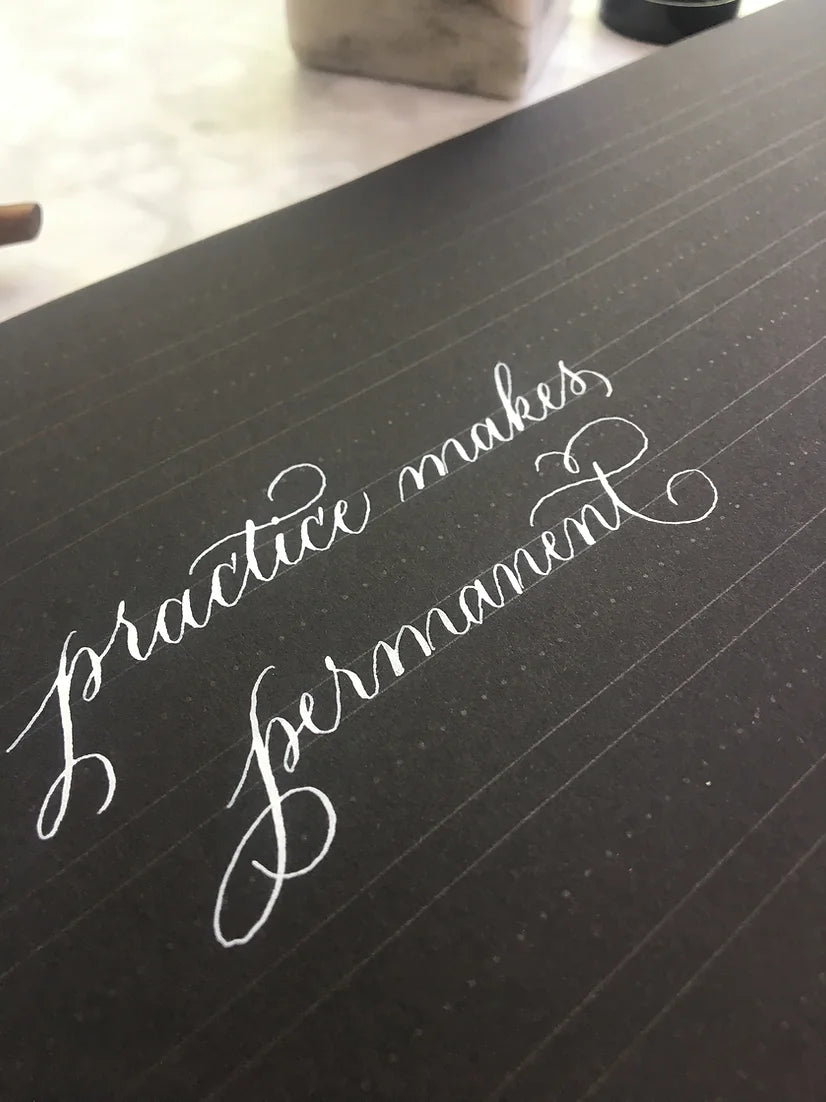 Livre de pratique de calligraphie sur papier noir ligné