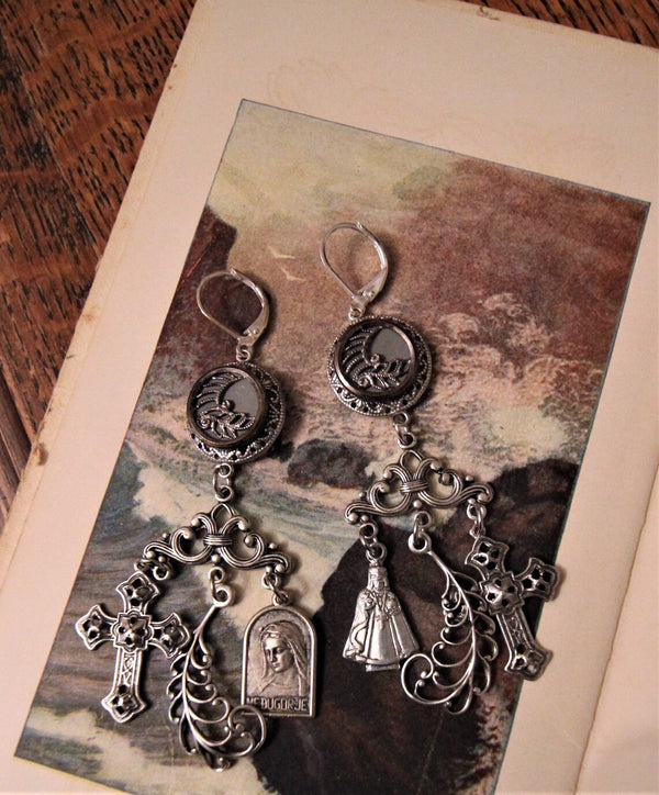 Boucles d’oreilles asymétriques de lustre édouardien {One of a Kind}