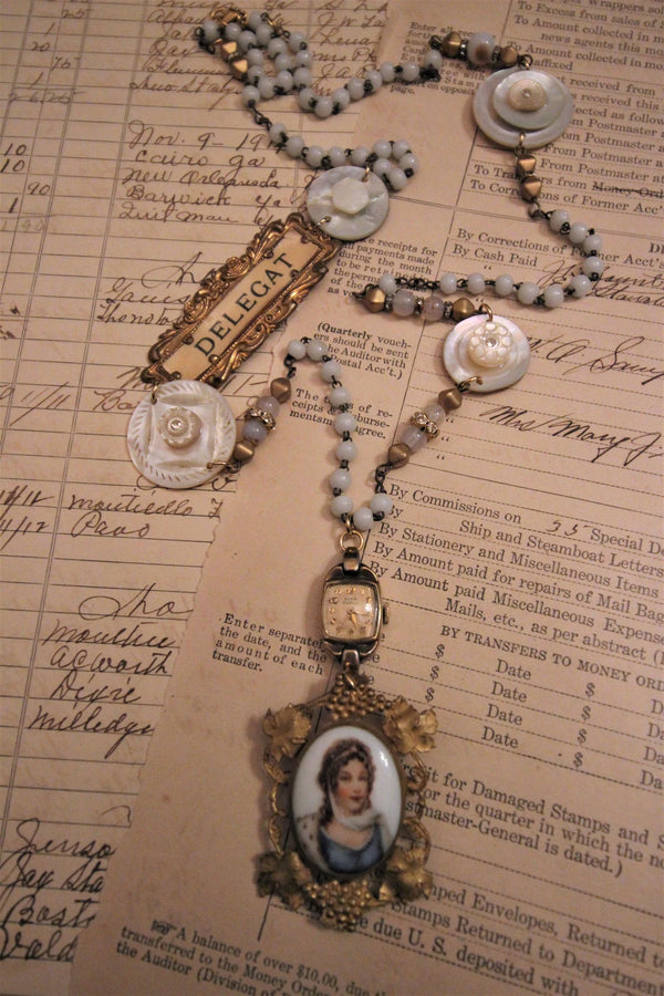 Collier de portrait d’assemblage antique {Unique en son genre} 