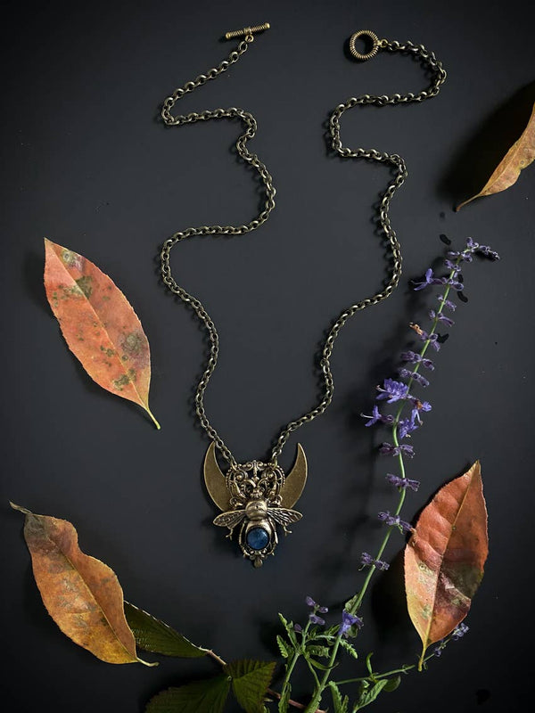 Le collier d’abeille croissant Wing Counsel